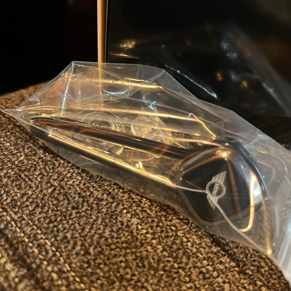 Mini Bluetooth hands free headset from original Mini BMW Group - Picture 8 of 11